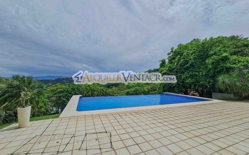 Casa con piscina propia y vistas con 2.266 m2 lote en Alto Las Palomas Santa Ana