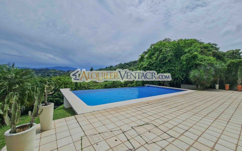 Casa con piscina propia y vistas con 2.266 m2 lote en Alto Las Palomas Santa Ana