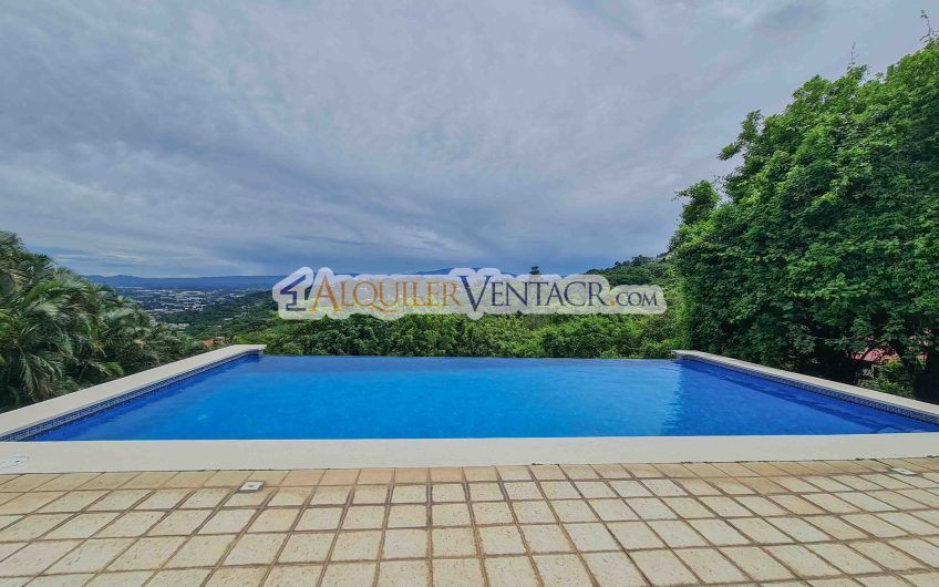 Casa con piscina propia y vistas con 2.266 m2 lote en Alto Las Palomas Santa Ana