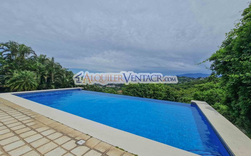 Casa con piscina propia y vistas con 2.266 m2 lote en Alto Las Palomas Santa Ana