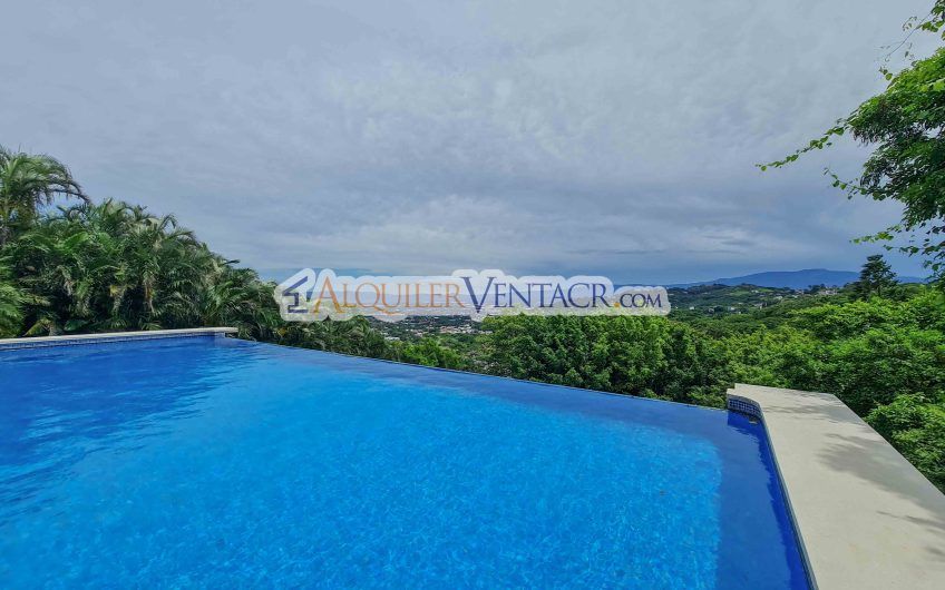 Casa con piscina propia y vistas con 2.266 m2 lote en Alto Las Palomas Santa Ana