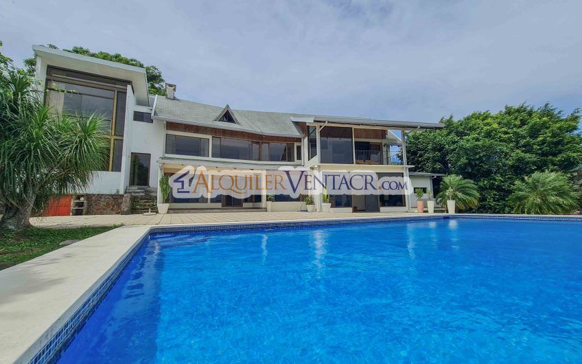 Casa con piscina propia y vistas con 2.266 m2 lote en Alto Las Palomas Santa Ana