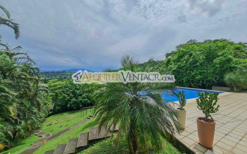 Casa con piscina propia y vistas con 2.266 m2 lote en Alto Las Palomas Santa Ana