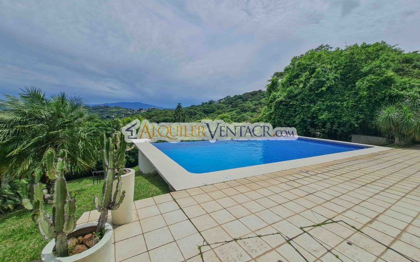 Casa con piscina propia y vistas con 2.266 m2 lote en Alto Las Palomas Santa Ana