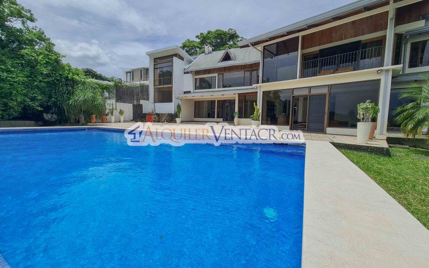 Casa con piscina propia y vistas con 2.266 m2 lote en Alto Las Palomas Santa Ana