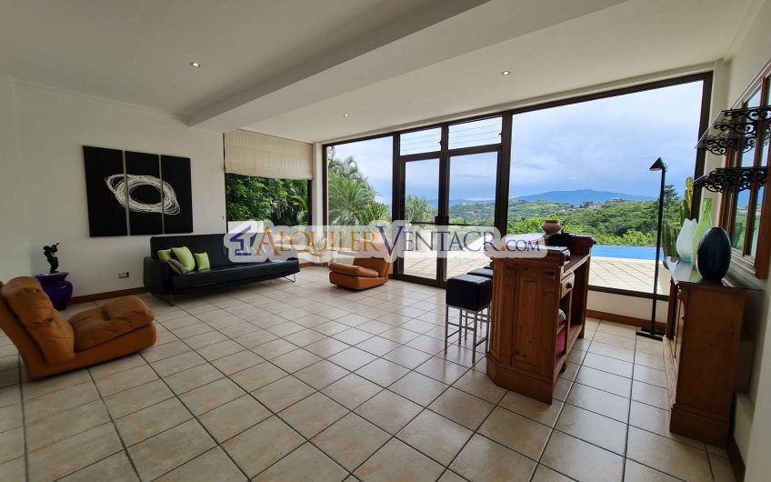 Casa con piscina propia y vistas con 2.266 m2 lote en Alto Las Palomas Santa Ana