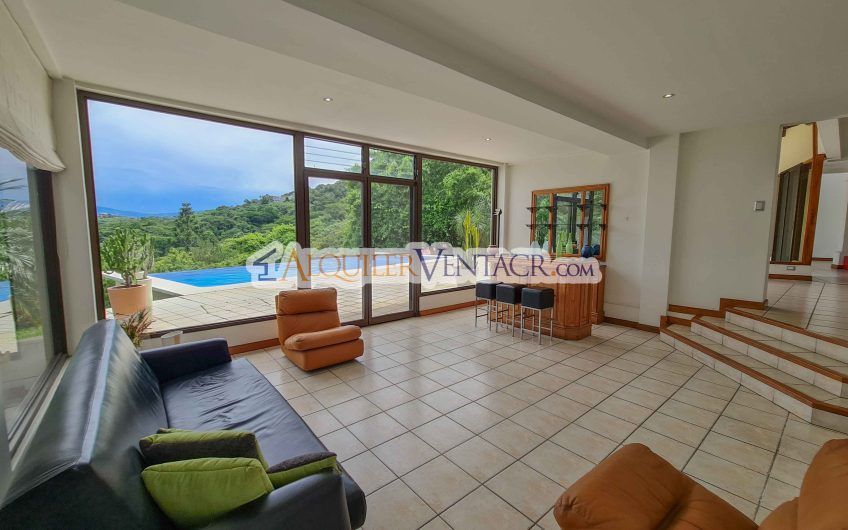 Casa con piscina propia y vistas con 2.266 m2 lote en Alto Las Palomas Santa Ana