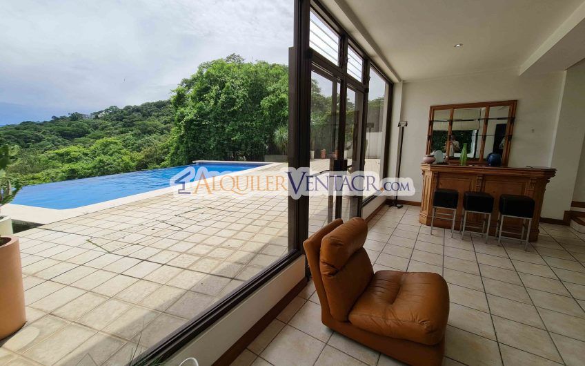 Casa con piscina propia y vistas con 2.266 m2 lote en Alto Las Palomas Santa Ana