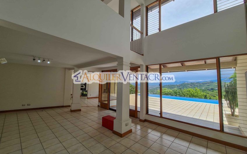 Casa con piscina propia y vistas con 2.266 m2 lote en Alto Las Palomas Santa Ana