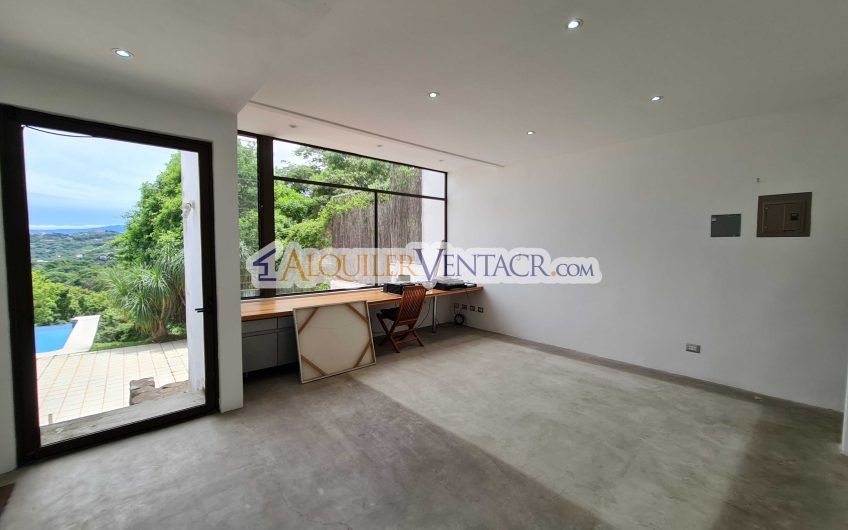 Casa con piscina propia y vistas con 2.266 m2 lote en Alto Las Palomas Santa Ana