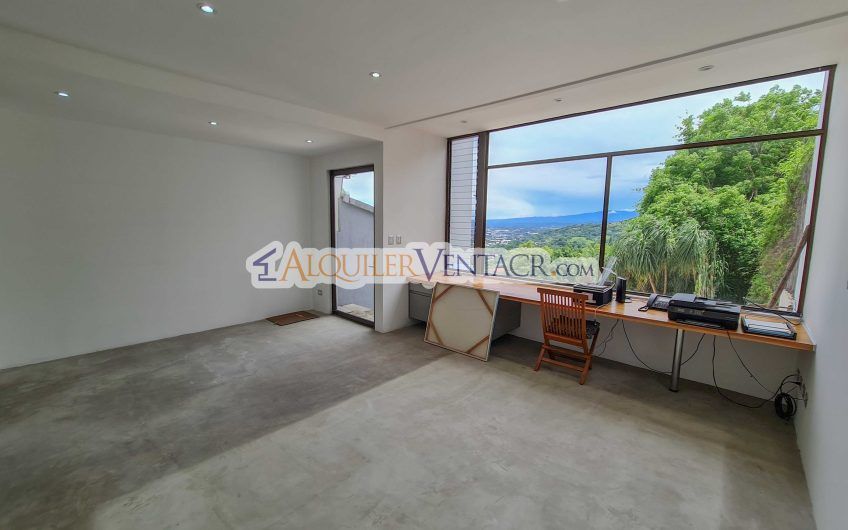 Casa con piscina propia y vistas con 2.266 m2 lote en Alto Las Palomas Santa Ana