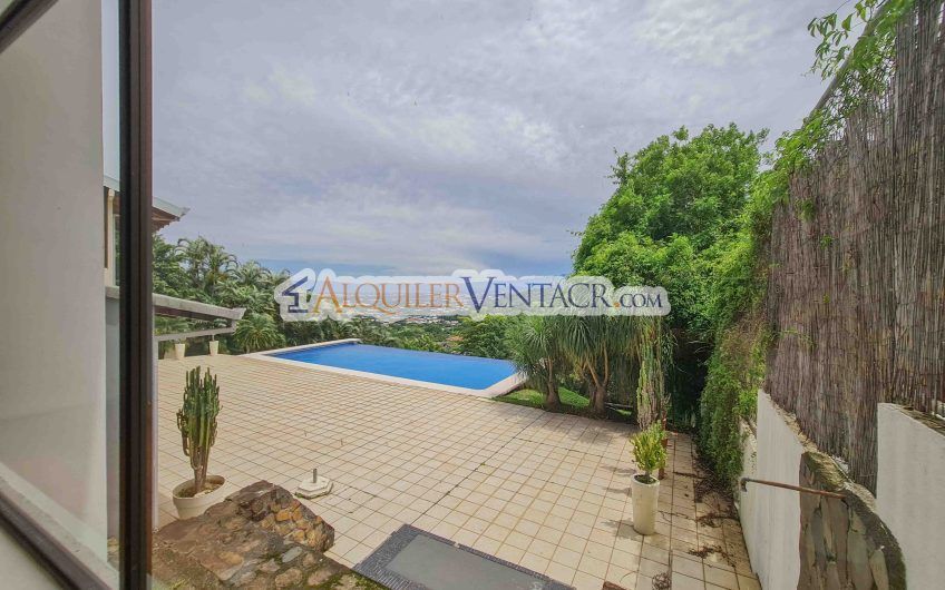 Casa con piscina propia y vistas con 2.266 m2 lote en Alto Las Palomas Santa Ana