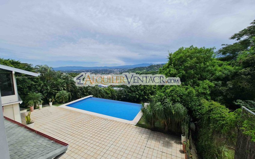 Casa con piscina propia y vistas con 2.266 m2 lote en Alto Las Palomas Santa Ana