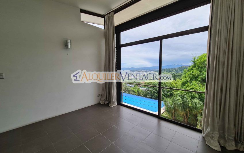 Casa con piscina propia y vistas con 2.266 m2 lote en Alto Las Palomas Santa Ana