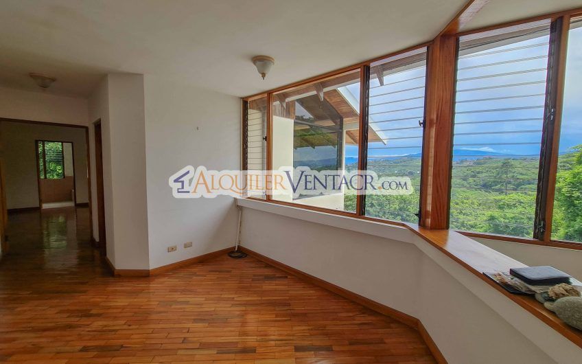 Casa con piscina propia y vistas con 2.266 m2 lote en Alto Las Palomas Santa Ana