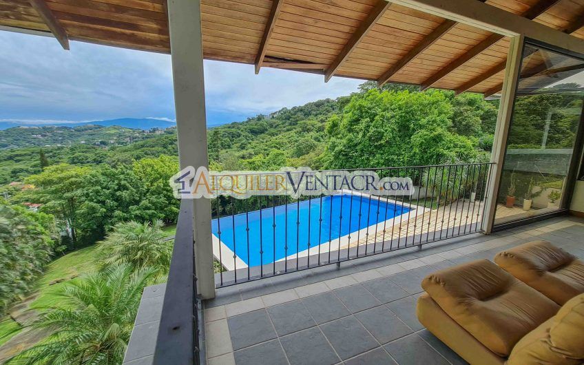 Casa con piscina propia y vistas con 2.266 m2 lote en Alto Las Palomas Santa Ana