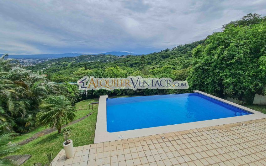 Casa con piscina propia y vistas con 2.266 m2 lote en Alto Las Palomas Santa Ana