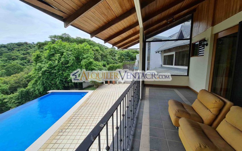 Casa con piscina propia y vistas con 2.266 m2 lote en Alto Las Palomas Santa Ana