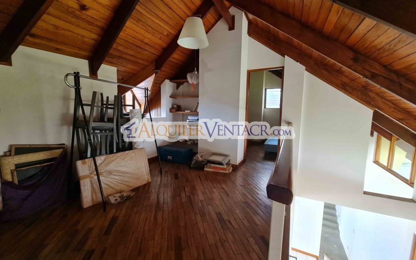 Casa con piscina propia y vistas con 2.266 m2 lote en Alto Las Palomas Santa Ana