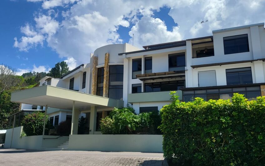 Penthouse amueblado de 3 habit. con vista en Avalon Country Santa Ana