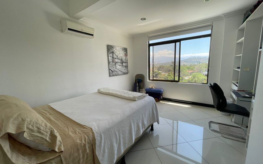 Penthouse amueblado de 3 habit. con vista en Avalon Country Santa Ana