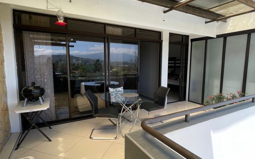 Penthouse amueblado de 3 habit. con vista en Avalon Country Santa Ana