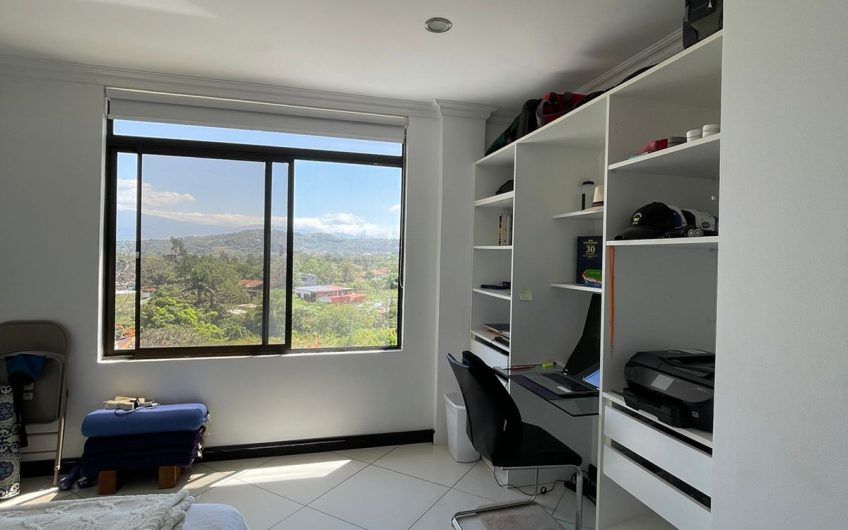 Penthouse amueblado de 3 habit. con vista en Avalon Country Santa Ana