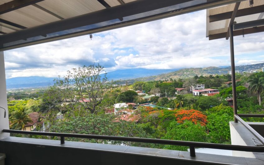 Penthouse amueblado de 3 habit. con vista en Avalon Country Santa Ana