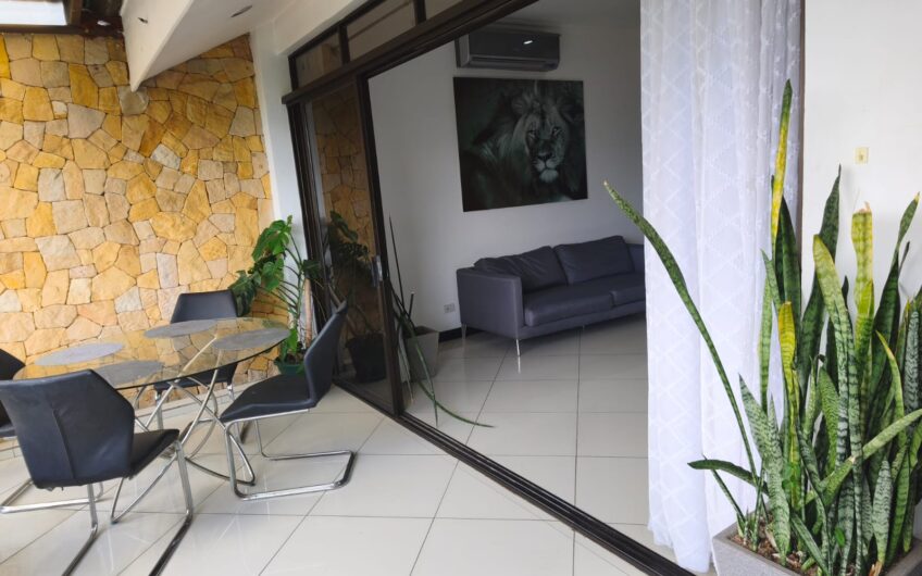 Penthouse amueblado de 3 habit. con vista en Avalon Country Santa Ana