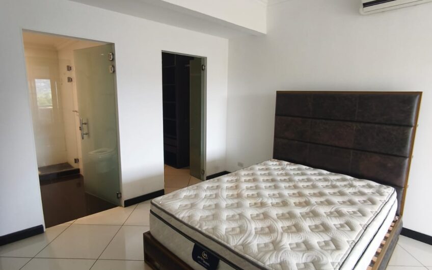 Penthouse amueblado de 3 habit. con vista en Avalon Country Santa Ana