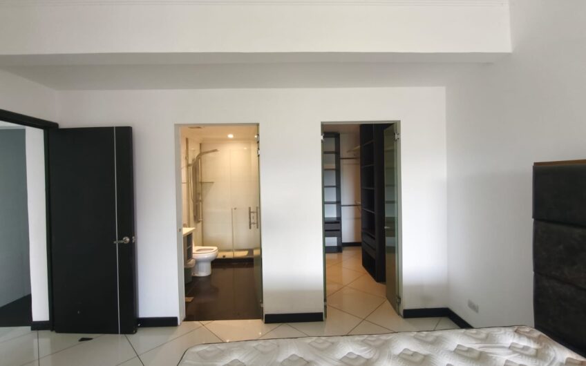 Penthouse amueblado de 3 habit. con vista en Avalon Country Santa Ana