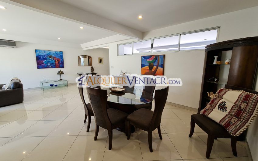 Condo amueblado de 282 m2 con piscina en Bello Horizonte Escazú