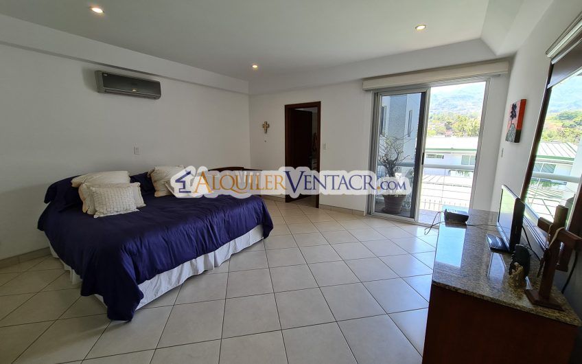 Condo amueblado de 282 m2 con piscina en Bello Horizonte Escazú