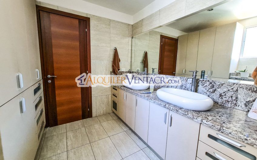 Condo amueblado de 282 m2 con piscina en Bello Horizonte Escazú