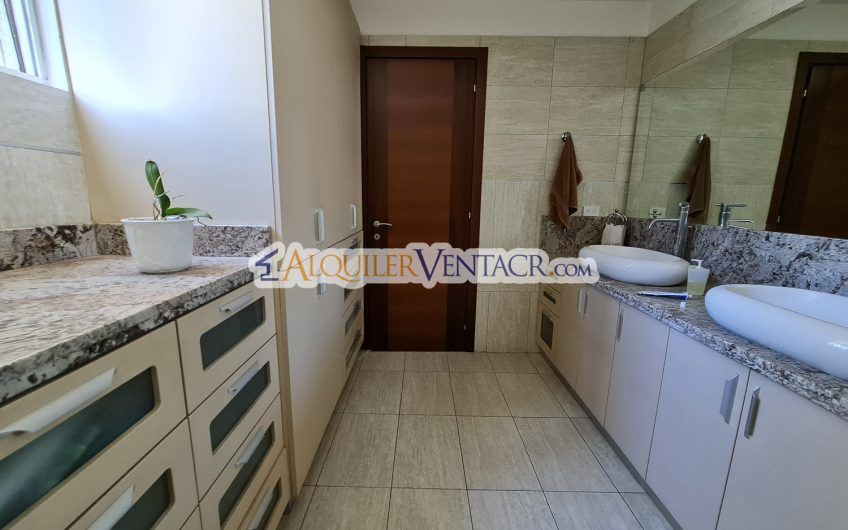 Condo amueblado de 282 m2 con piscina en Bello Horizonte Escazú