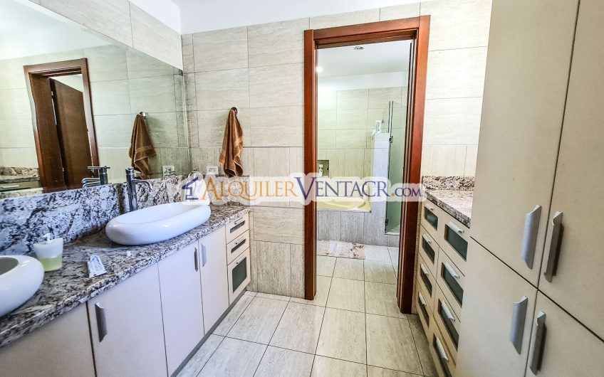 Condo amueblado de 282 m2 con piscina en Bello Horizonte Escazú