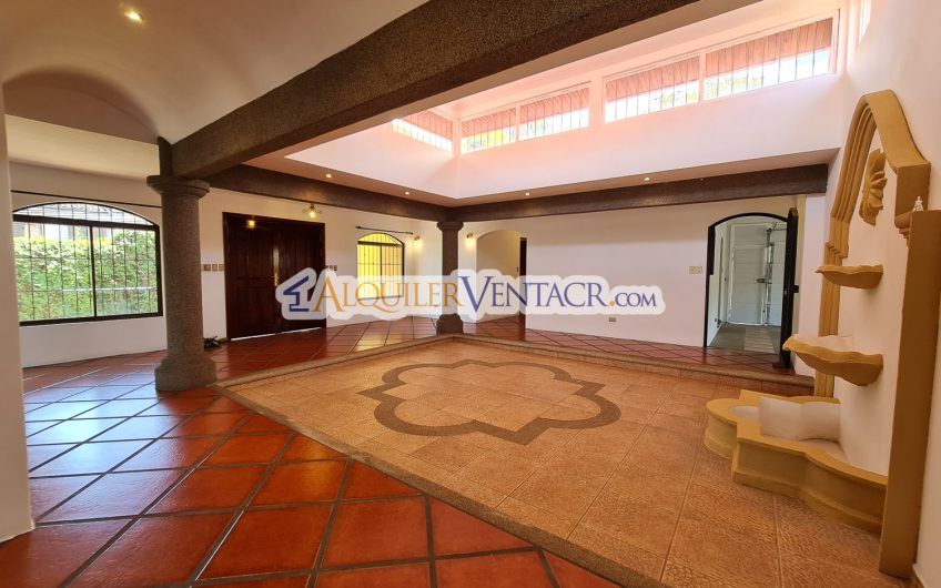 Casa de Un Nivel de 300 m2 con vista en San Antonio Escazú