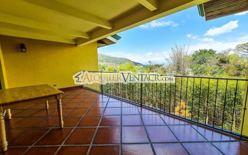 Casa de Un Nivel de 300 m2 con vista en San Antonio Escazú