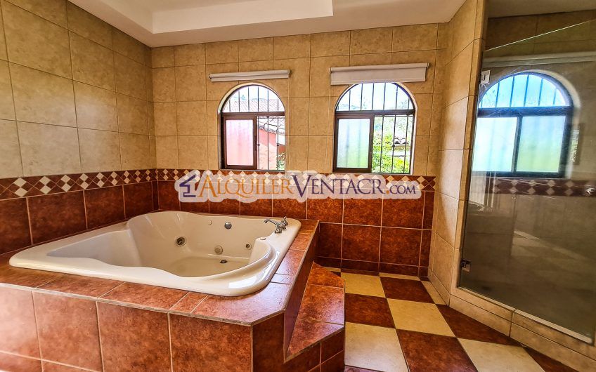 Casa de Un Nivel de 300 m2 con vista en San Antonio Escazú