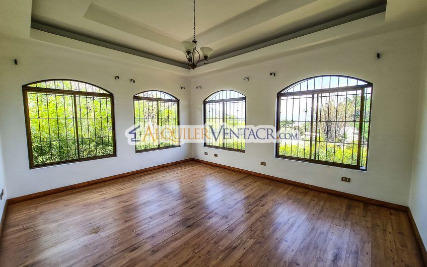 Casa de Un Nivel de 300 m2 con vista en San Antonio Escazú