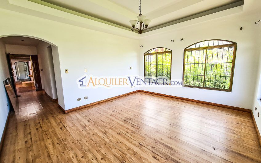 Casa de Un Nivel de 300 m2 con vista en San Antonio Escazú