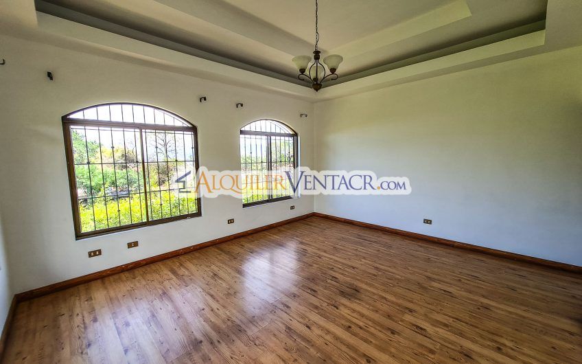 Casa de Un Nivel de 300 m2 con vista en San Antonio Escazú