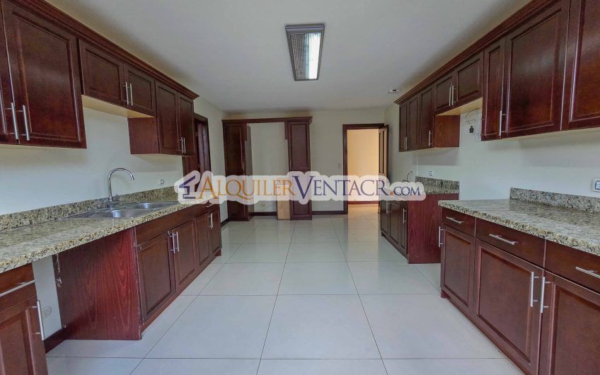 Apartamento de 300 m2 en 1er nivel en Bello Horizonte Escazú