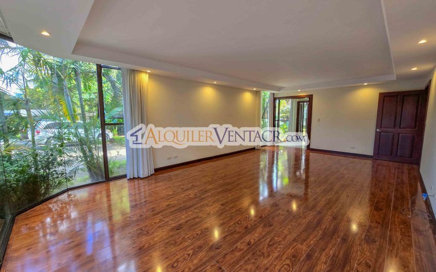 Apartamento de 300 m2 en 1er nivel en Bello Horizonte Escazú