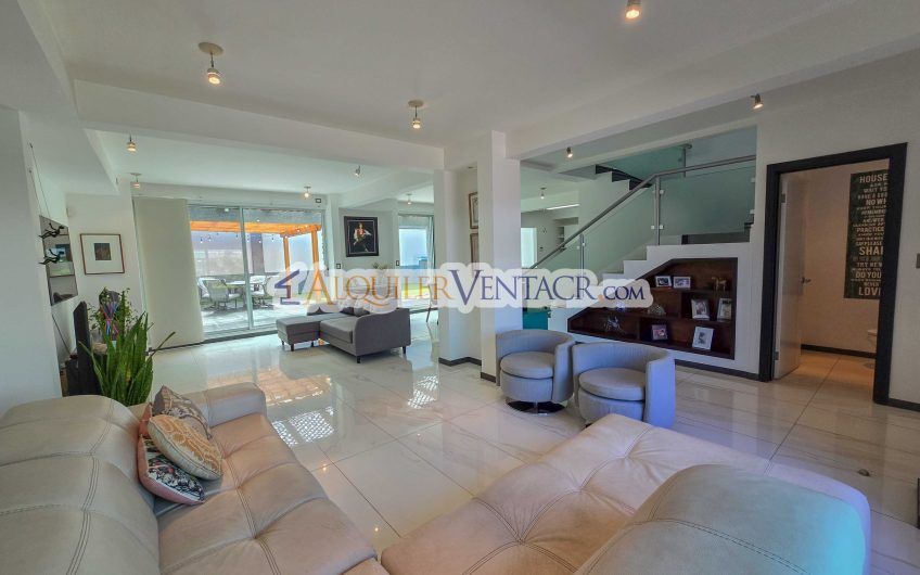 Condo de 300 m2 con jardín y terraza en Piedades Santa Ana