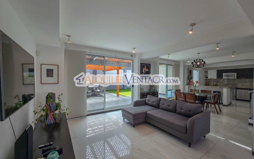 Condo de 300 m2 con jardín y terraza en Piedades Santa Ana