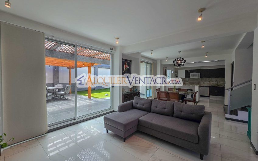 Condo de 300 m2 con jardín y terraza en Piedades Santa Ana