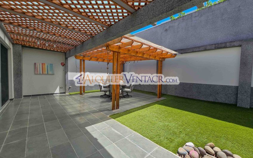 Condo de 300 m2 con jardín y terraza en Piedades Santa Ana