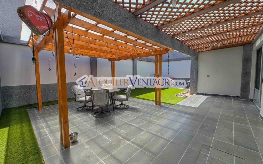 Condo de 300 m2 con jardín y terraza en Piedades Santa Ana