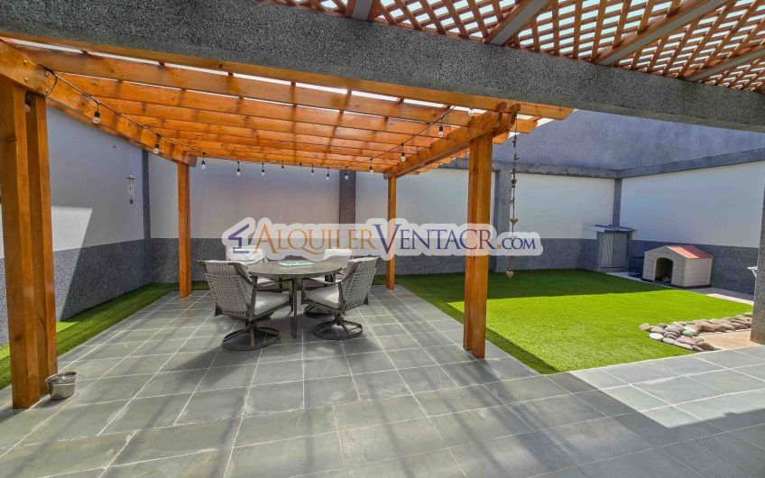 Condo de 300 m2 con jardín y terraza en Piedades Santa Ana